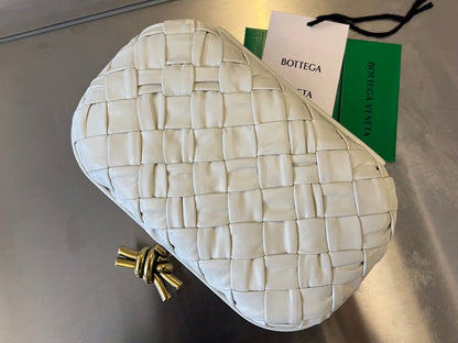 BOTTEGA VENETA KNOT 19 IN WHITE LAMBSKIN