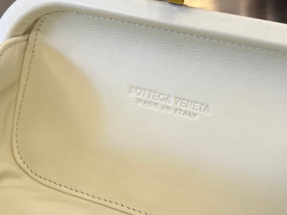 BOTTEGA VENETA KNOT 19 IN WHITE LAMBSKIN