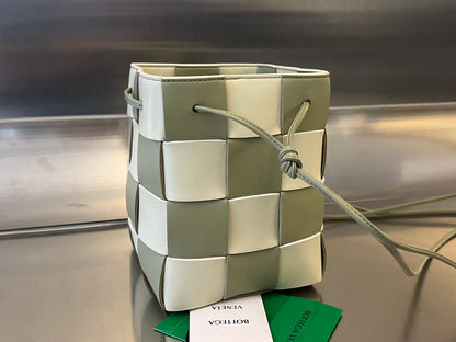 BOTTEGA VENETA SMALL CASSETTE BUCKET 18 IN XANADU MIX WHITE CALFSKIN