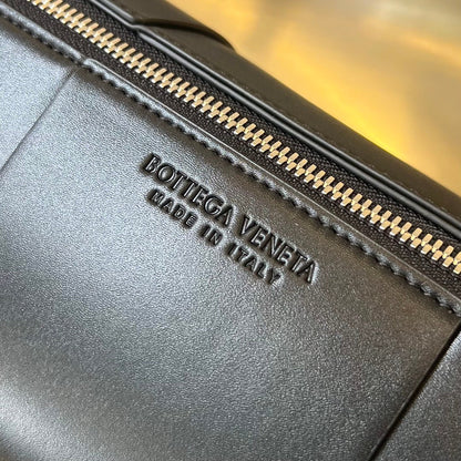BOTTEGA VENETA CYLINDER CASSETTE 30 IN BLACK CALFSKIN
