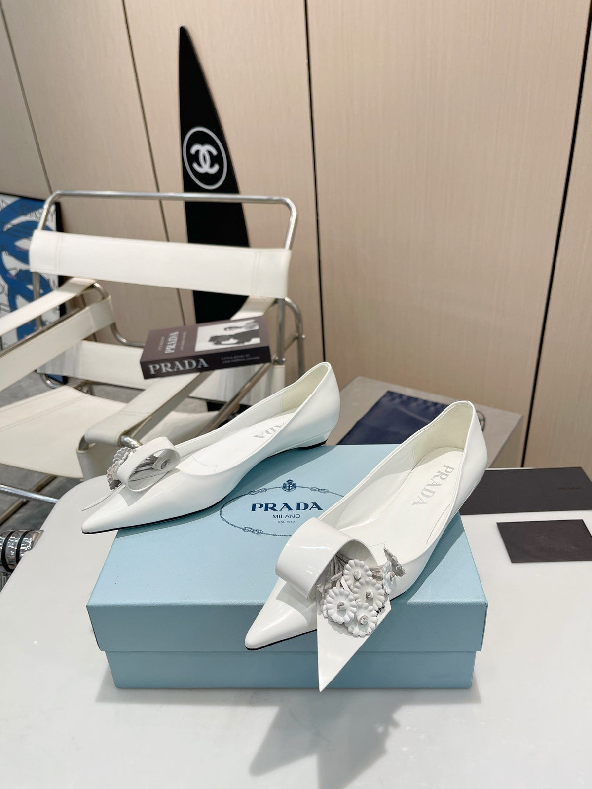 PRADA BALLET FLATS POINTED TOE IN WHITE SHINY CALFSKIN ATTACHED FLOWERS