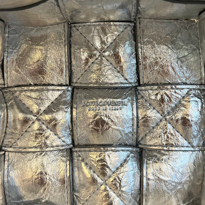 BOTTEGA VENETA SMALL CASSETTE BUCKET 18 IN SILVER METALLIC SOFT LAMBSKIN