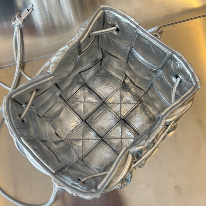 BOTTEGA VENETA SMALL CASSETTE BUCKET 18 IN SILVER METALLIC SOFT LAMBSKIN