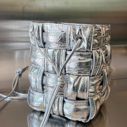 BOTTEGA VENETA SMALL CASSETTE BUCKET 18 IN SILVER METALLIC SOFT LAMBSKIN