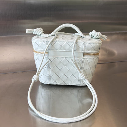 BOTTEGA VENETA MINI VANITY CASE 18 IN WHITE LAMBSKIN