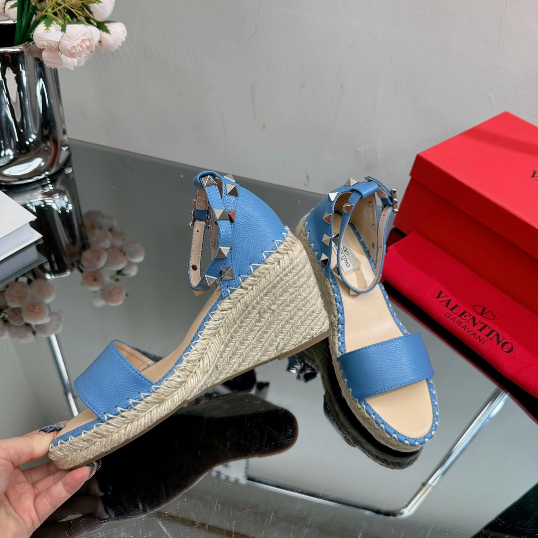 ROCKSTUD WEDGE 85 MM IN ROYAL BLUE CALFSKIN