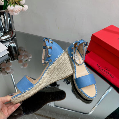 ROCKSTUD WEDGE 85 MM IN ROYAL BLUE CALFSKIN