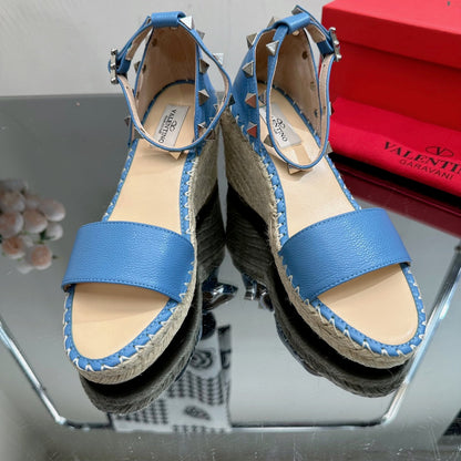 ROCKSTUD WEDGE 85 MM IN ROYAL BLUE CALFSKIN