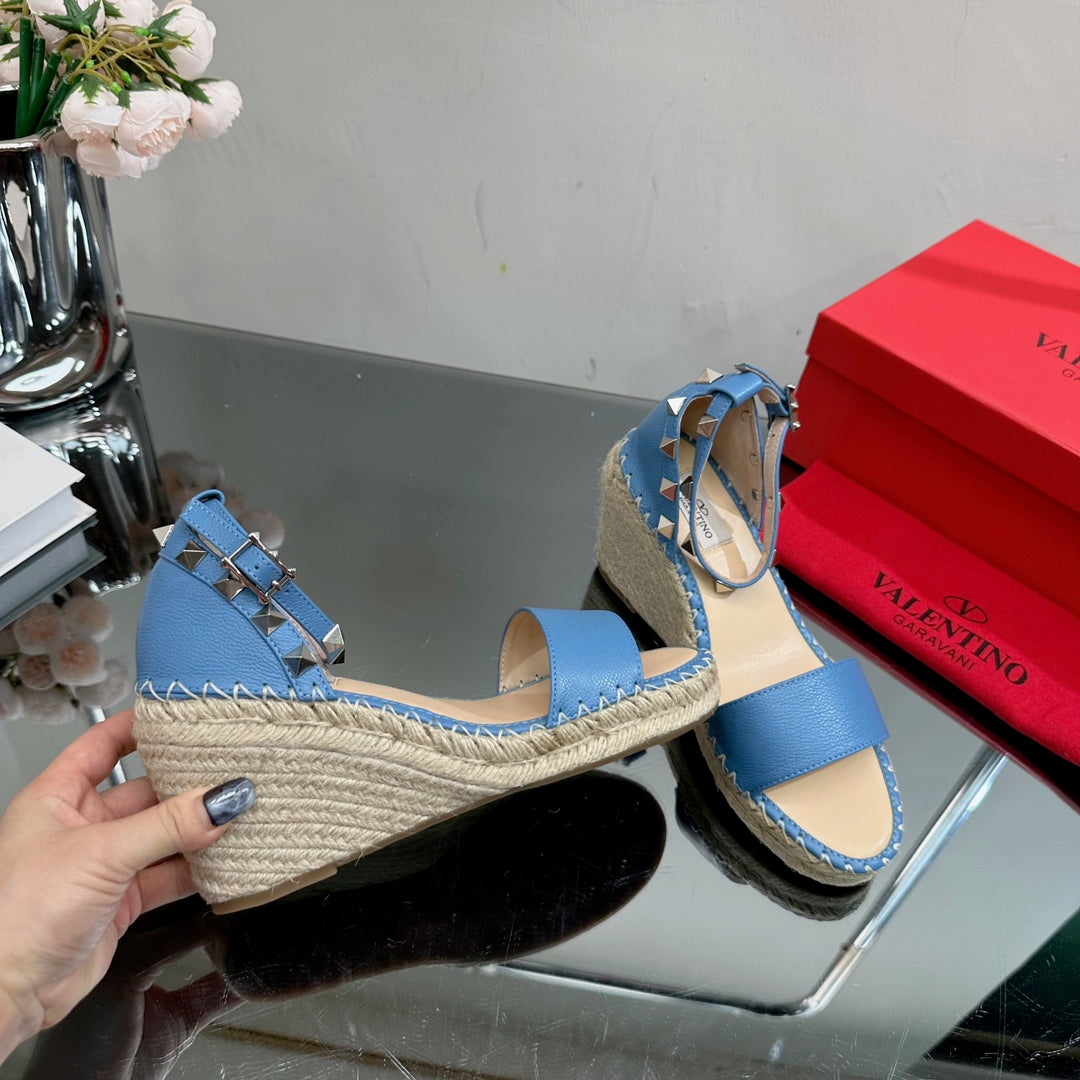 ROCKSTUD WEDGE 85 MM IN ROYAL BLUE CALFSKIN