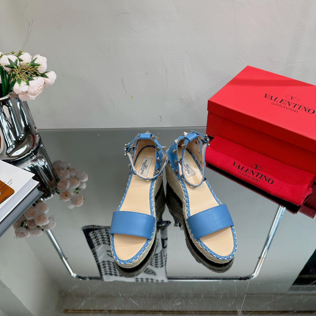 ROCKSTUD WEDGE 85 MM IN ROYAL BLUE CALFSKIN