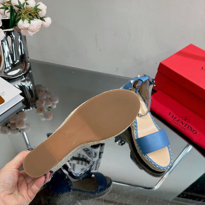 ROCKSTUD WEDGE 85 MM IN ROYAL BLUE CALFSKIN