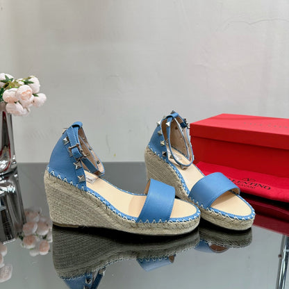 ROCKSTUD WEDGE 85 MM IN ROYAL BLUE CALFSKIN