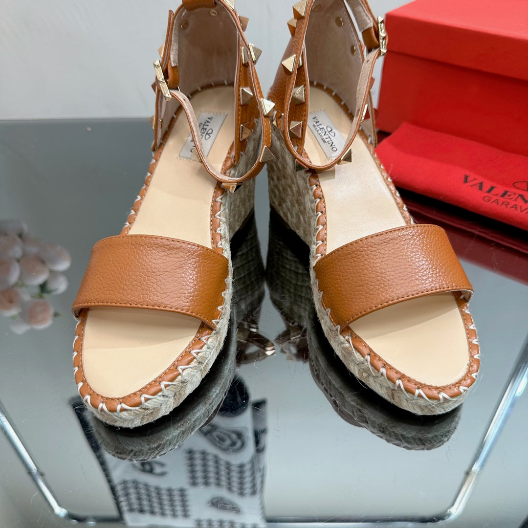 ROCKSTUD WEDGE 85 MM IN BRONZE BROWN CALFSKIN