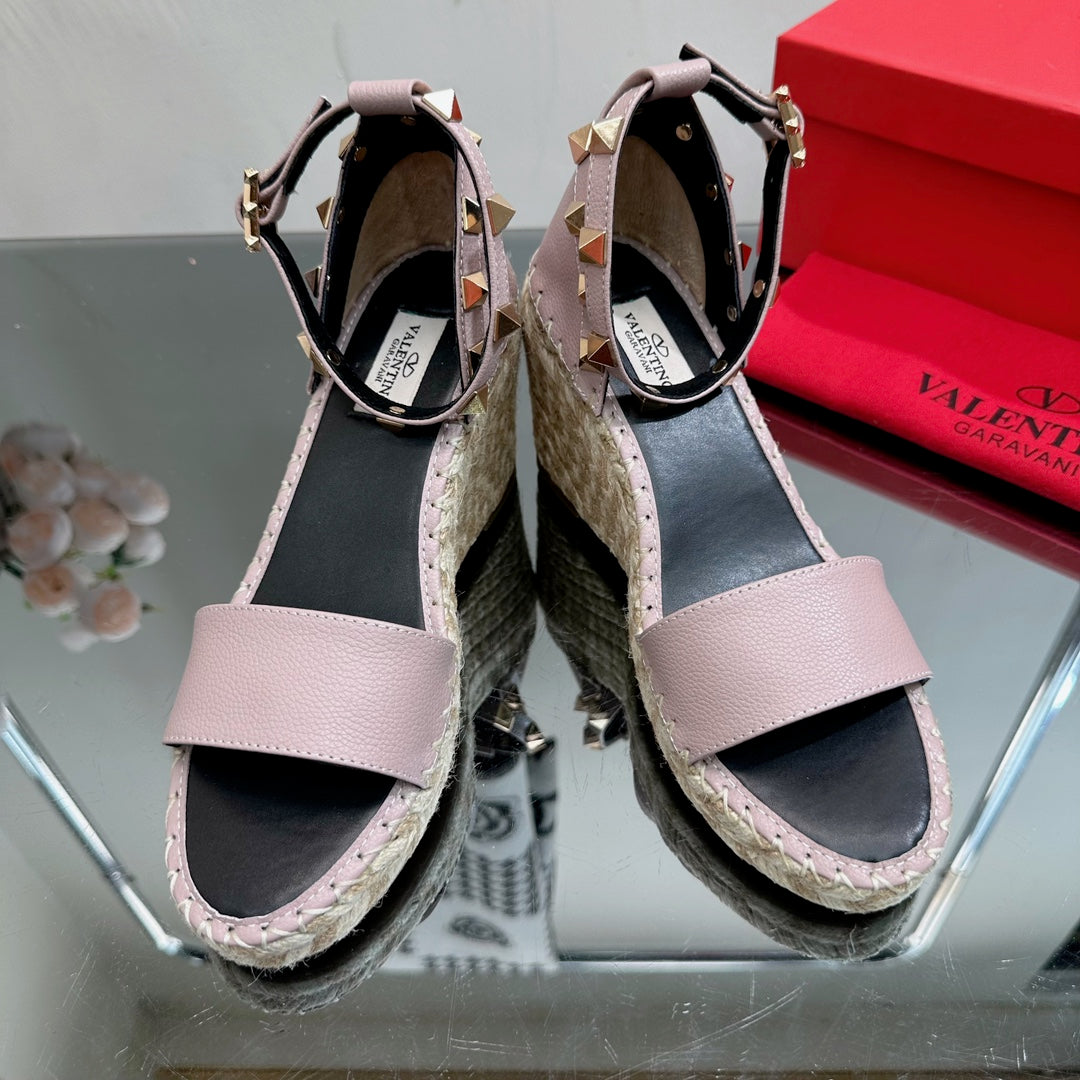 ROCKSTUD WEDGE 85 MM IN CREPE PINK CALFSKIN