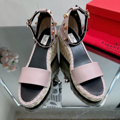ROCKSTUD WEDGE 85 MM IN CREPE PINK CALFSKIN