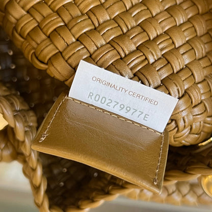 BOTTEGA VENETA TOSCA 27 BAG IN ACORN CALFSKIN