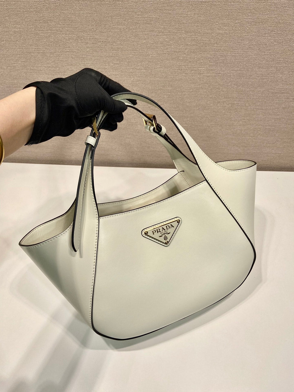 PRADA TOTE BAG 28 IN WHITE SHEEPSKIN GOLD LOGO