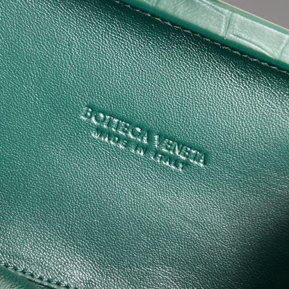 BOTTEGA VENETA KNOT 19 IN EDEN GREEN CROCODILE PATTERN CALFSKIN