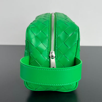 BOTTEGA VENETA INTRECCIATO CLUTCH 26 IN MALACHITE GREEN CALFSKIN