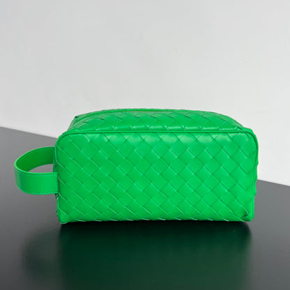 BOTTEGA VENETA INTRECCIATO CLUTCH 26 IN MALACHITE GREEN CALFSKIN