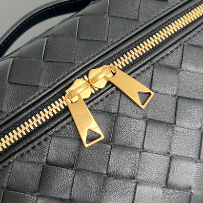 BOTTEGA VENETA BANG BANG 22 VANITY CASE IN BLACK CALFSKIN