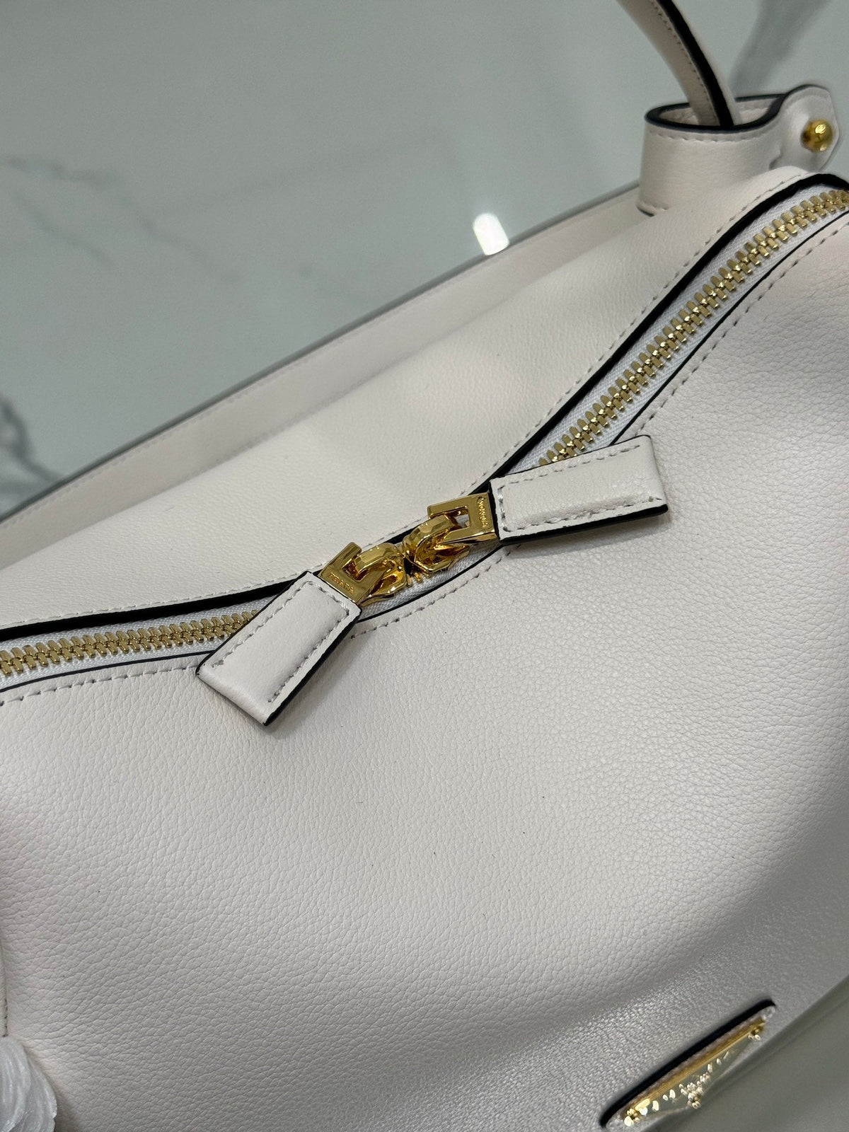 PRADA RLING HANDBAG 25 IN WHITE SOFT GRAIN LAMBSKIN