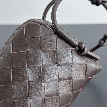 BOTTEGA VENETA CONCERT POUCH 18 IN FONDANT LAMBSKIN