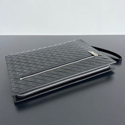 BOTTEGA VENETA INTRECCIATO CLUTCH 32 IN BLACK SOFT CALFSKIN