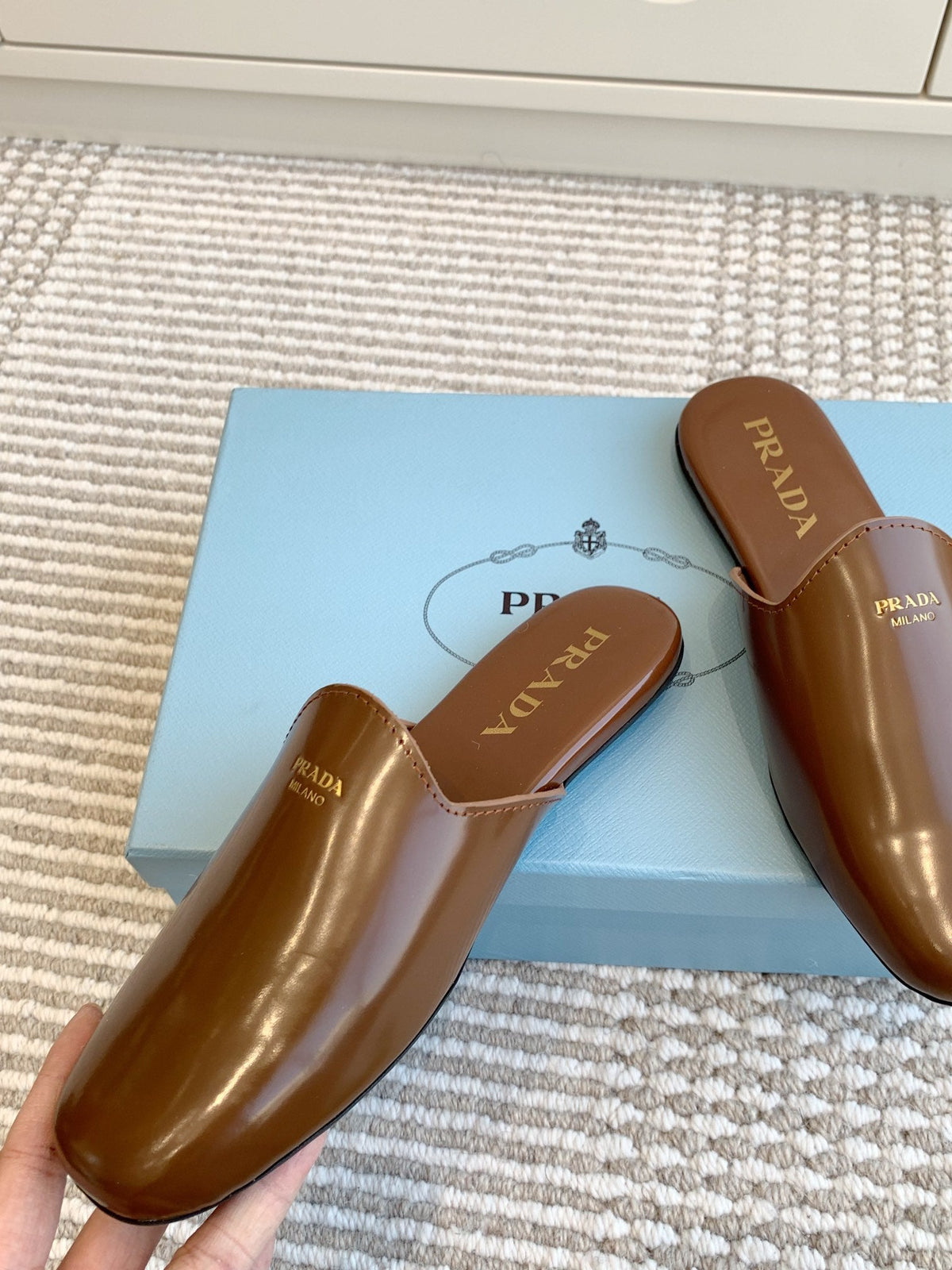 PRADA MULES IN BROWN GLOSSY SHEEPSKIN GOLD LETTERING LOGO