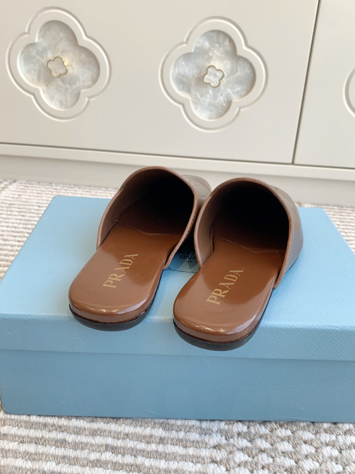 PRADA MULES IN BROWN GLOSSY SHEEPSKIN GOLD LETTERING LOGO