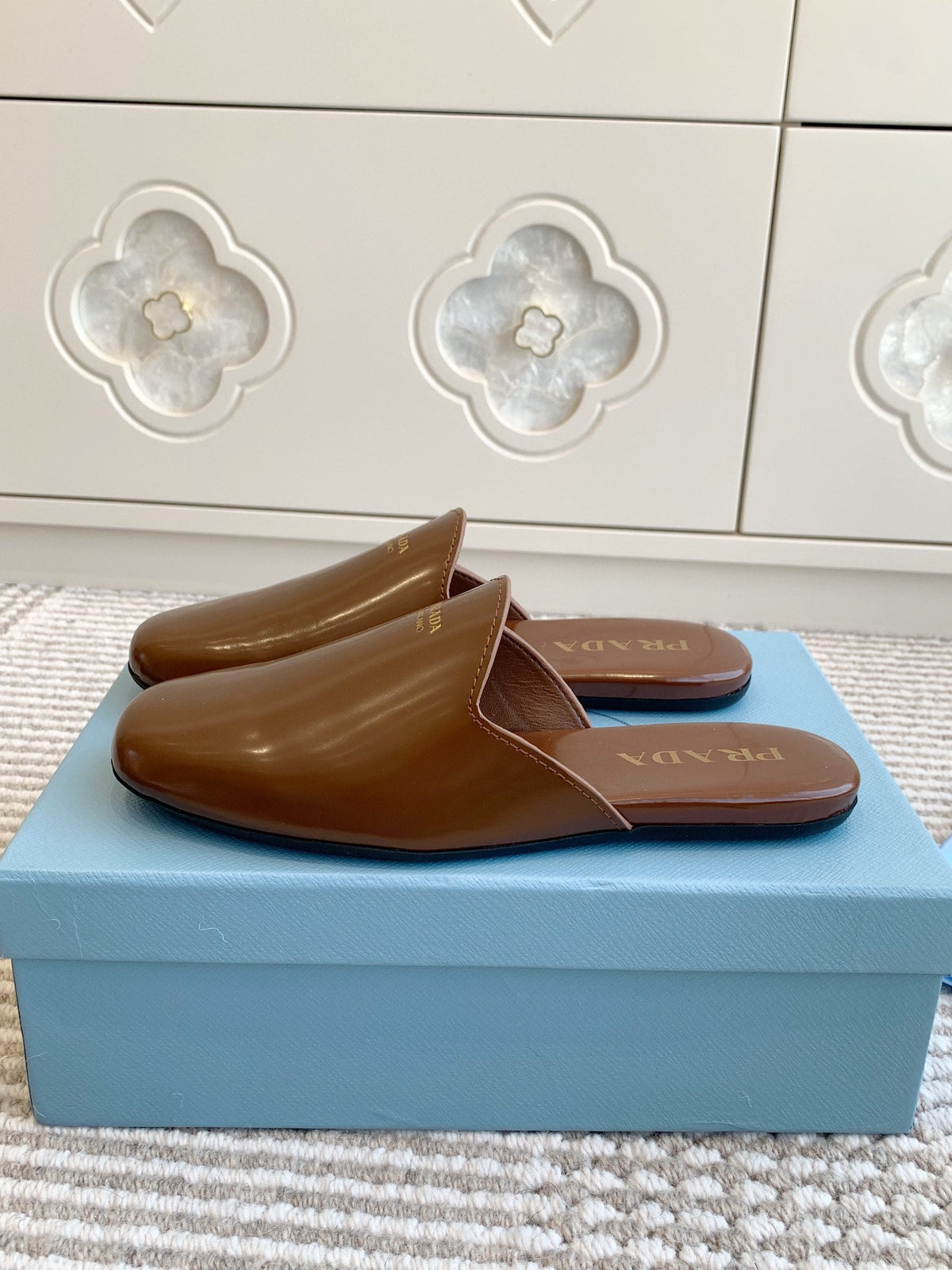 PRADA MULES IN BROWN GLOSSY SHEEPSKIN GOLD LETTERING LOGO