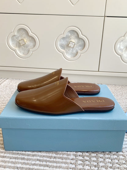 PRADA MULES IN BROWN GLOSSY SHEEPSKIN GOLD LETTERING LOGO