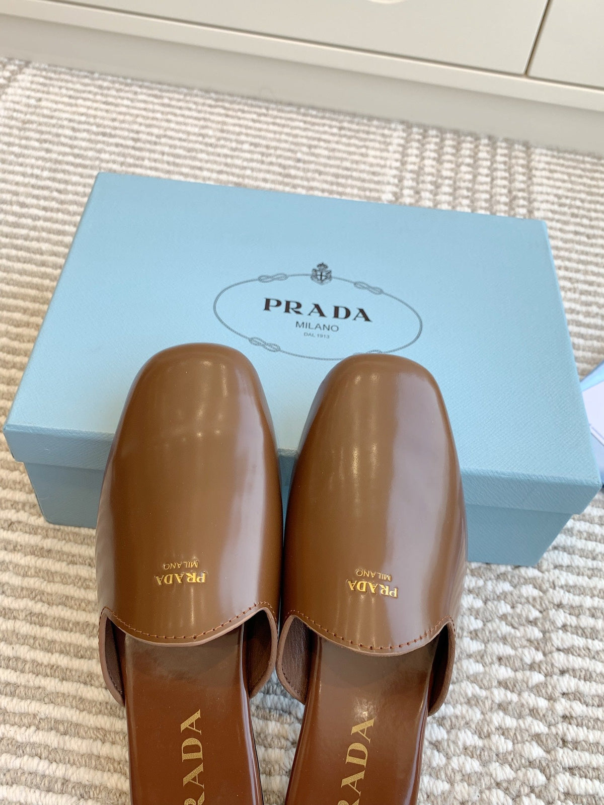 PRADA MULES IN BROWN GLOSSY SHEEPSKIN GOLD LETTERING LOGO