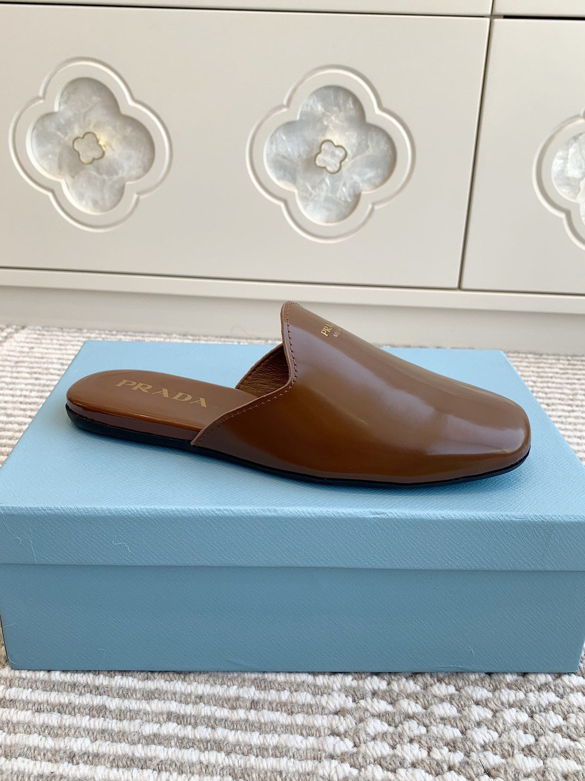 PRADA MULES IN BROWN GLOSSY SHEEPSKIN GOLD LETTERING LOGO