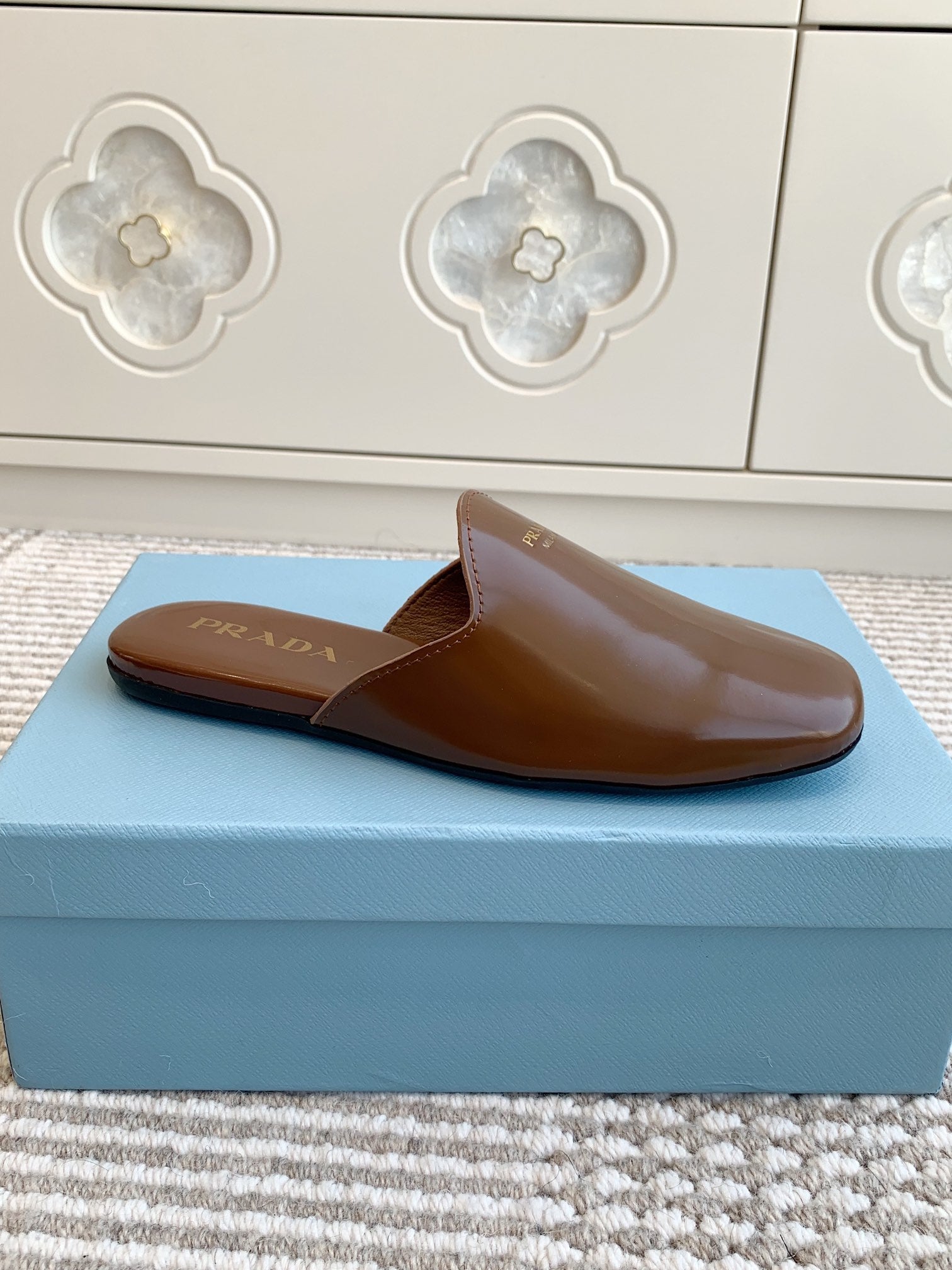 PRADA MULES IN BROWN GLOSSY SHEEPSKIN GOLD LETTERING LOGO