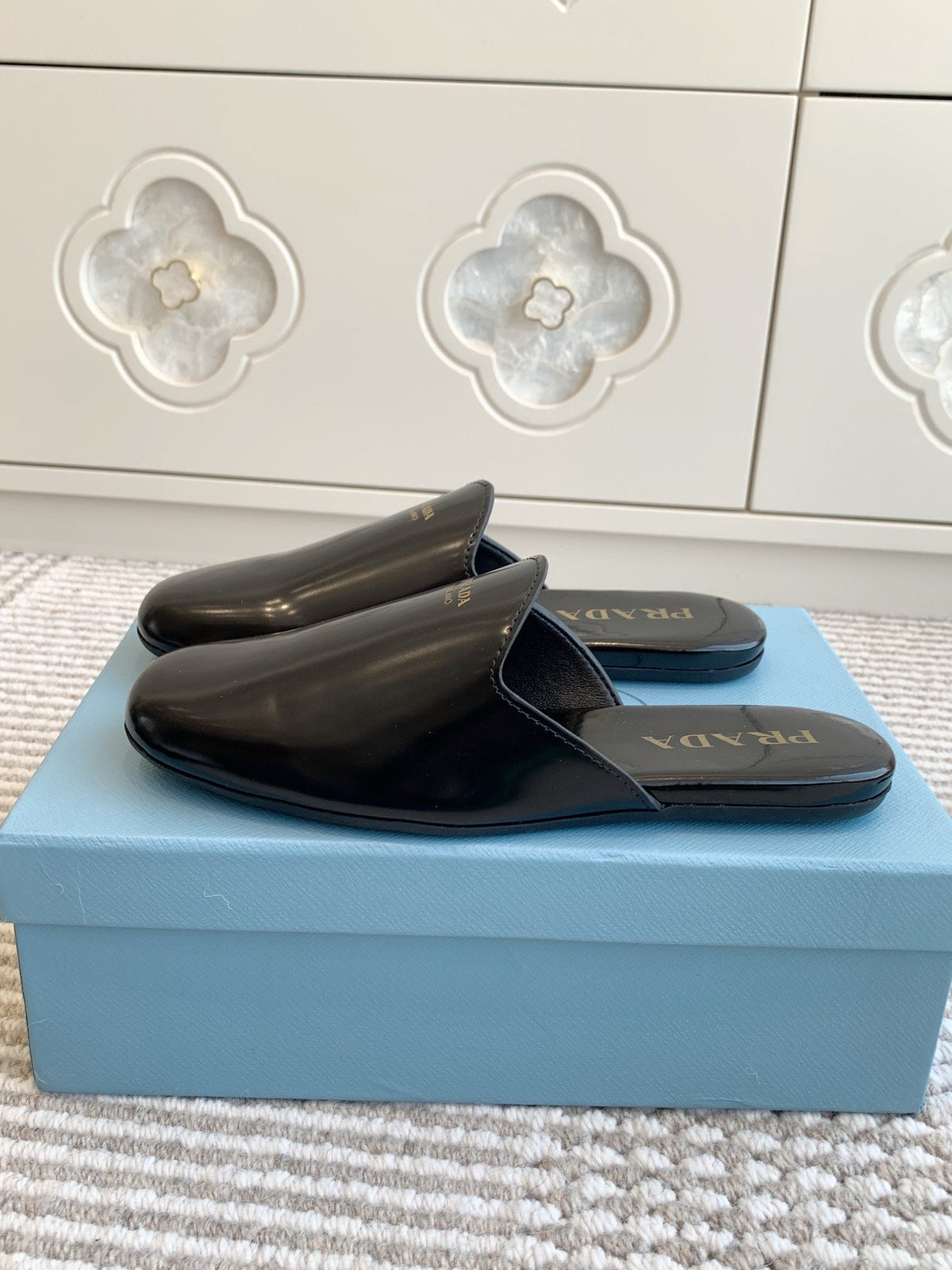 PRADA MULES IN BLACK GLOSSY SHEEPSKIN GOLD LETTERING LOGO