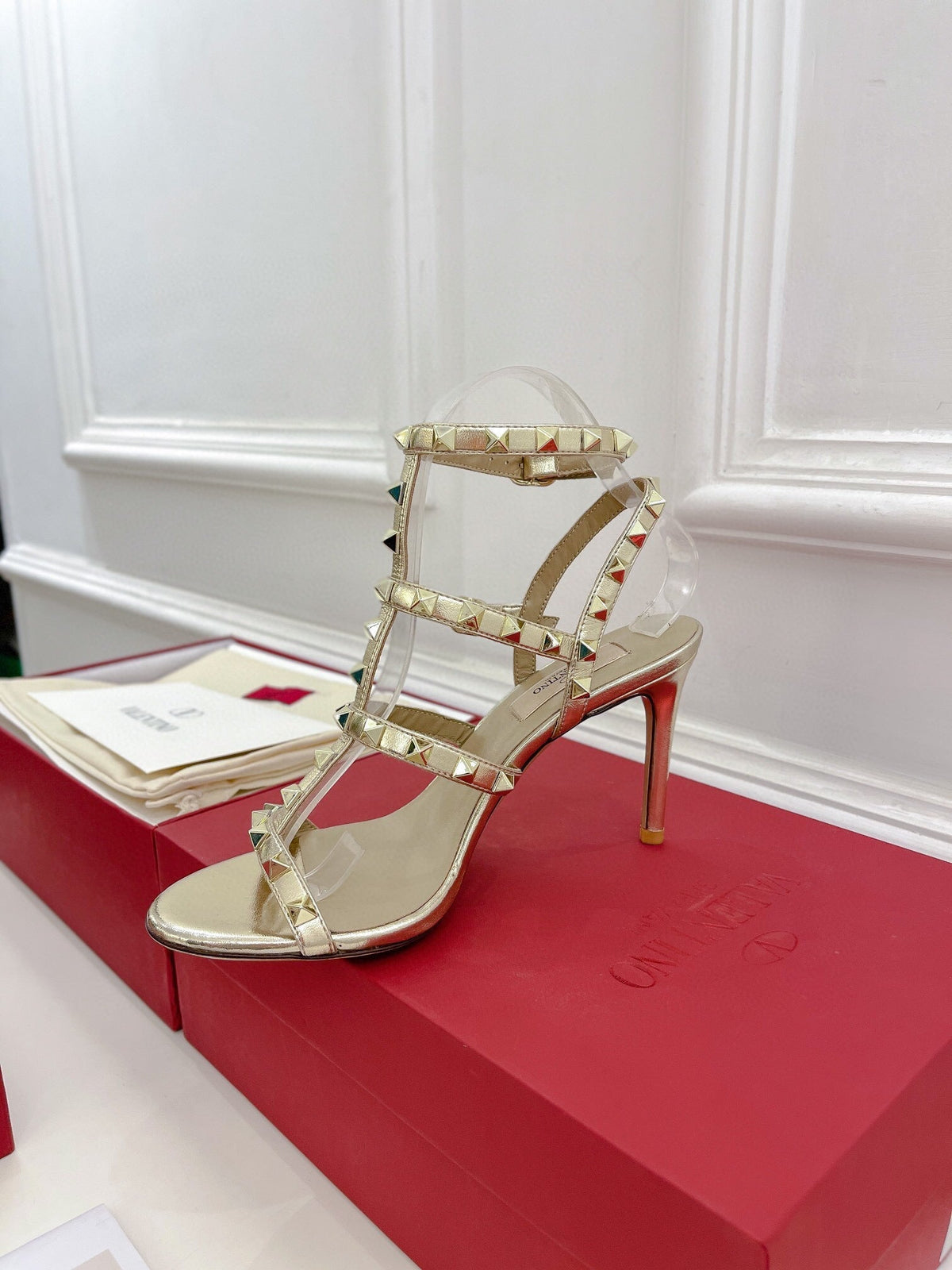 ROCKSTUD 100 GOLD METALLIC CALFSKIN ANKLE STRAP HIGH SANDAL