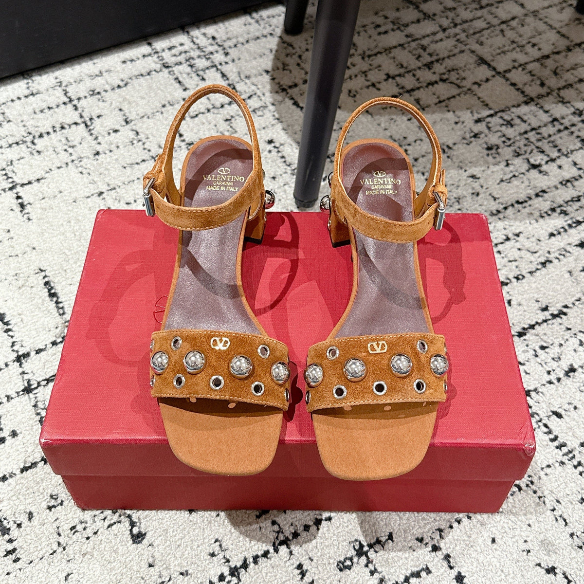 VLTN STUDDED BLOCK HEEL SANDALS 25S 60 MM IN BROWN SUEDE