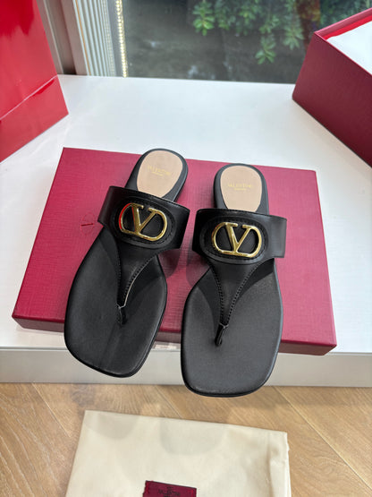 VLTN THONG SANDALS 25S IN BLACK LAMBSKIN WITH GOLD HARDWARE