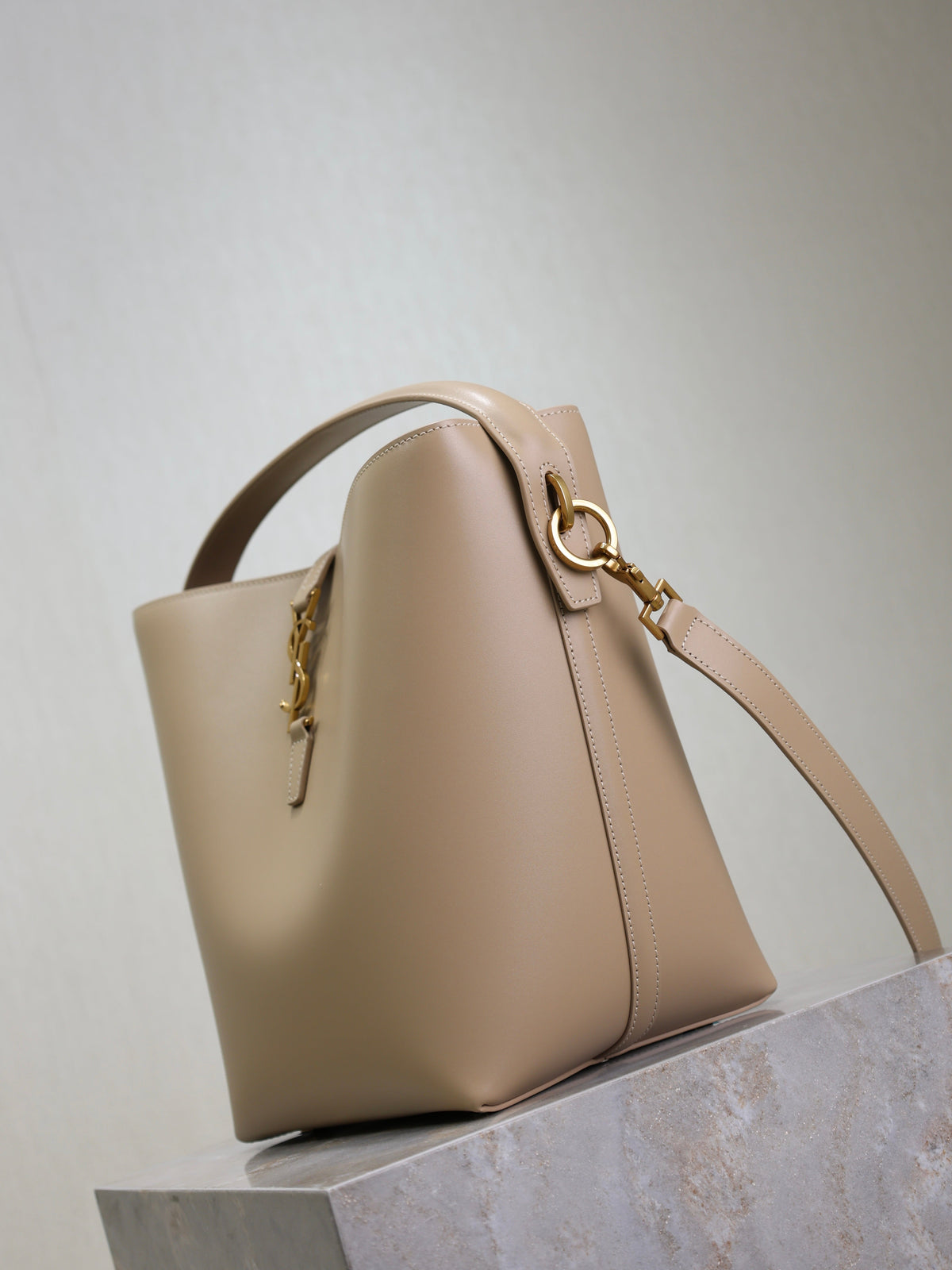 SAINT LAURENT YSL 25S LE 5 À 7 BUCKET 26 IN NUDE CALFSKIN GOLD HARDWRE