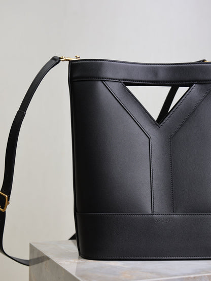 SAINT LAURENT YSL 25S Y SMALL BUCKET 29 IN BLACK CALFSKIN GOLD HARDWARE