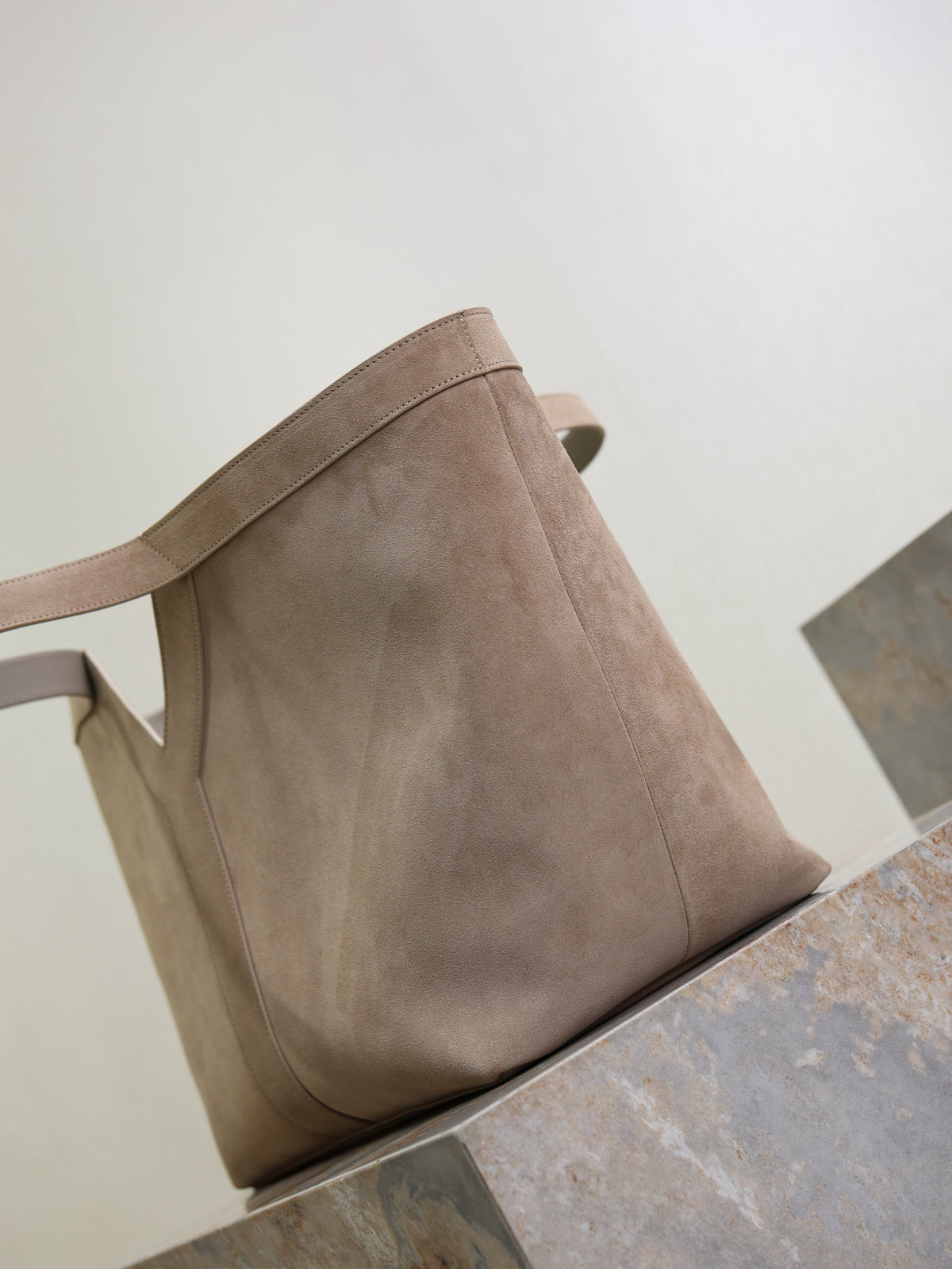 SAINT LAURENT YSL 25S Y MAXI TOTE 50 IN DRY GRAIN SUEDE GOLD HARDWARE