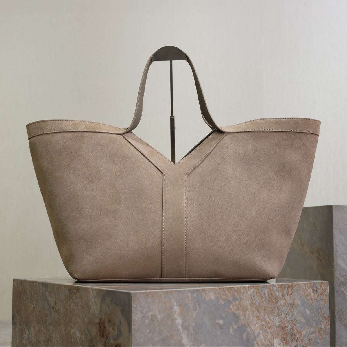 SAINT LAURENT YSL 25S Y MAXI TOTE 50 IN DRY GRAIN SUEDE GOLD HARDWARE