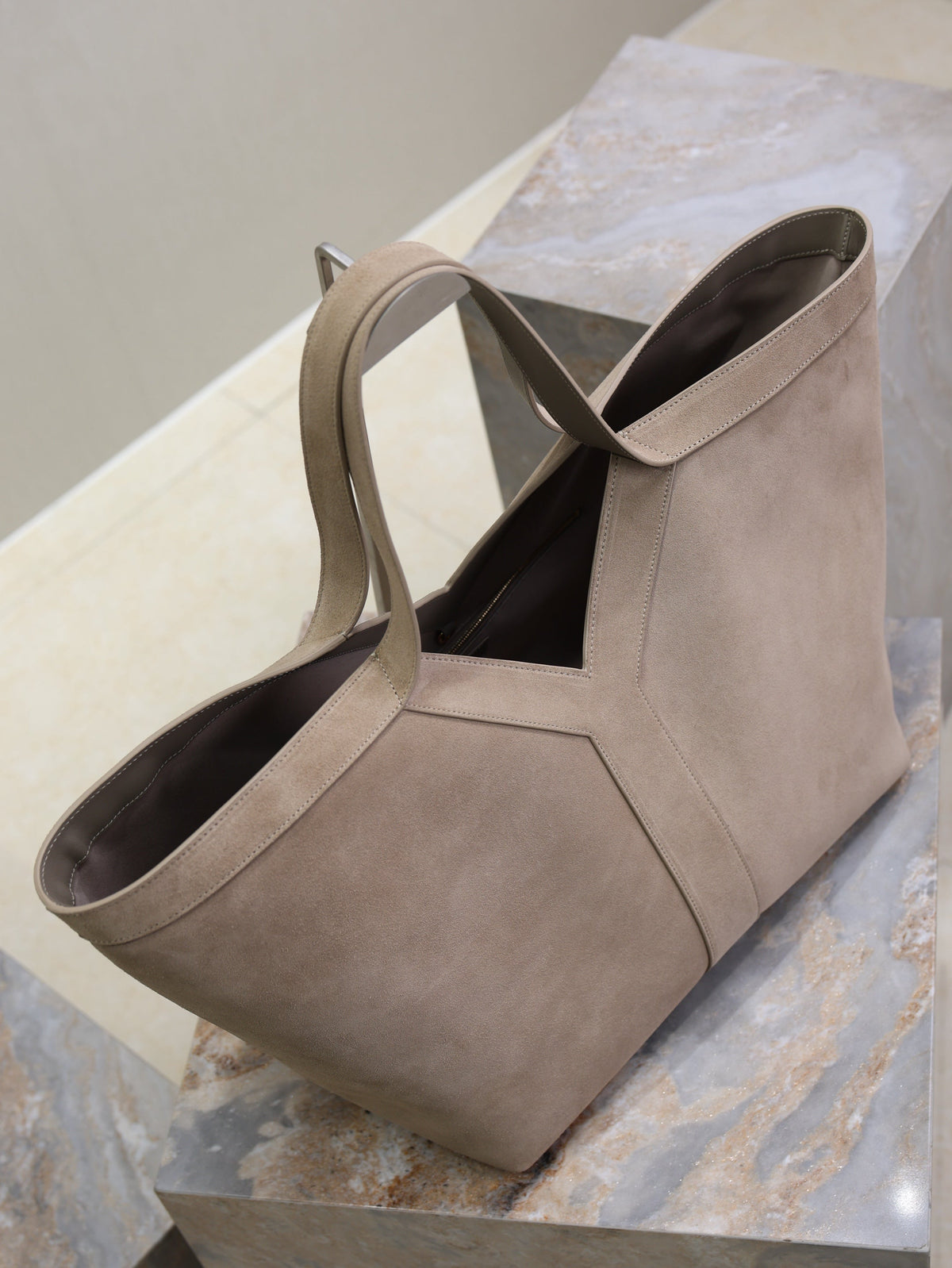 SAINT LAURENT YSL 25S Y MAXI TOTE 50 IN DRY GRAIN SUEDE GOLD HARDWRE