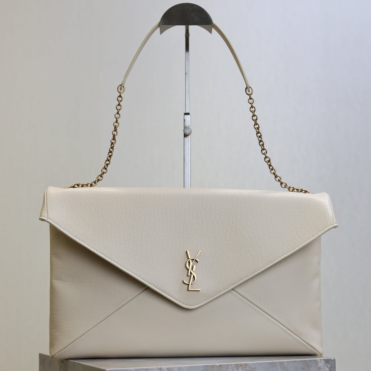 SAINT LAURENT YSL 25S CASSANDRE ENVELOPE MESSENGER 35 IN BLANC VINTAGE LAMBSKIN GOLD HARDWRE