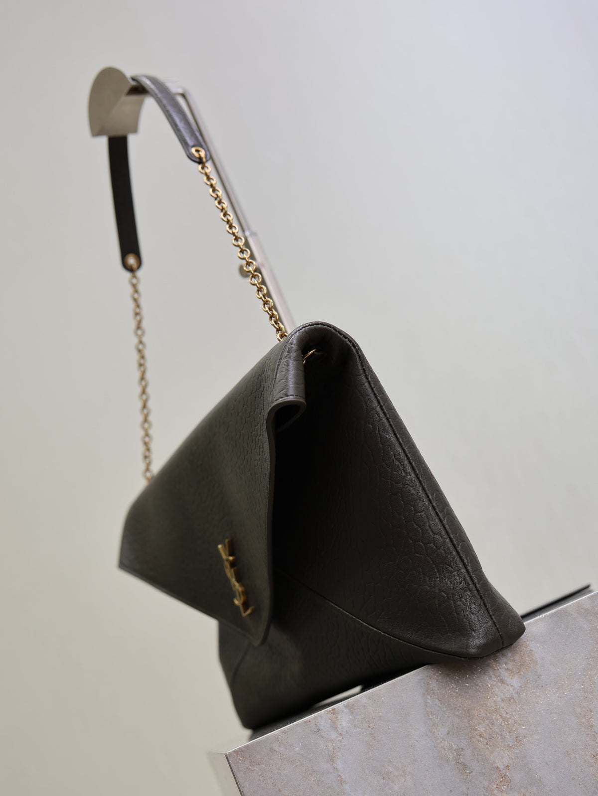 SAINT LAURENT YSL 25S CASSANDRE ENVELOPE MESSENGER 35 IN LIGHT MUSK LAMBSKIN GOLD HARDWARE