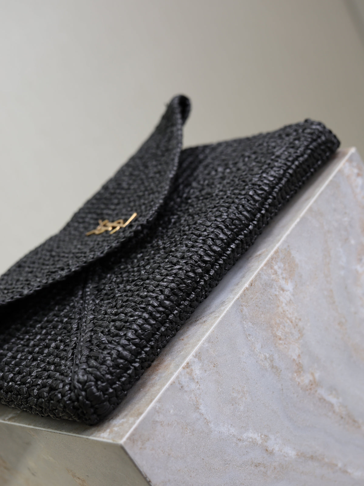 SAINT LAURENT YSL 25S CASSANDRE LARGE ENVELOPE POUCH 29 IN BLACK RAFFIA GOLD HARDWRE