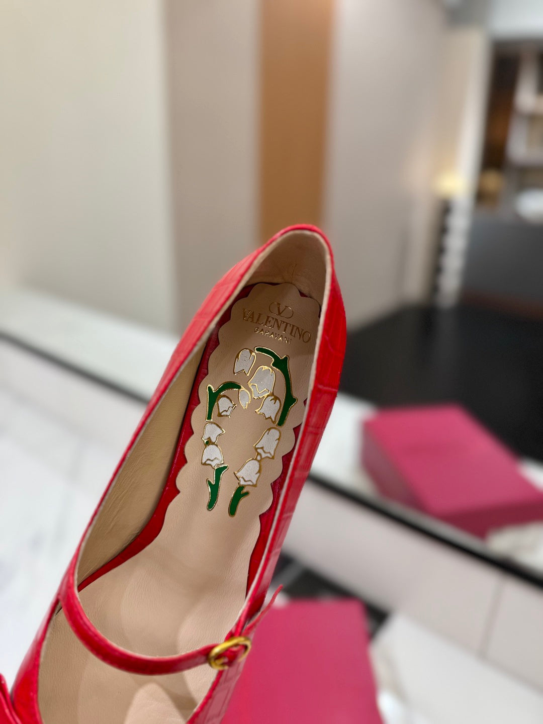 VLTN VLOGO SIGNATURE ROUND-TOE HEELS 25S IN RED LAMBSKIN SNAKE-EMBOSSED