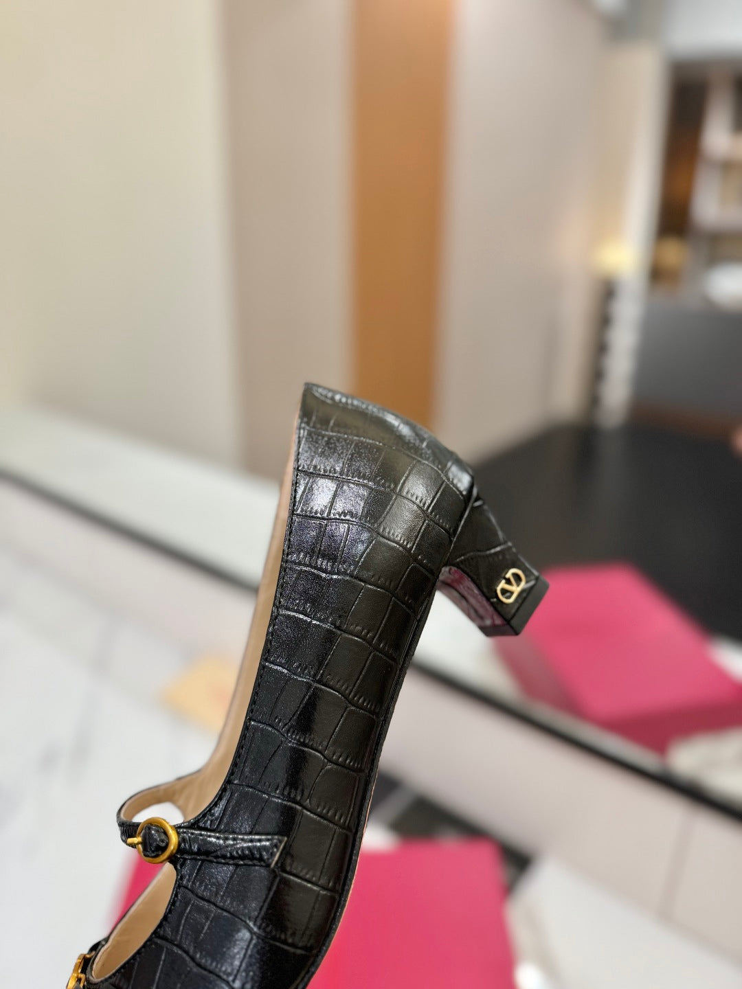 VLTN VLOGO SIGNATURE ROUND-TOE HEELS 25S IN BLACK LAMBSKIN SNAKE-EMBOSSED