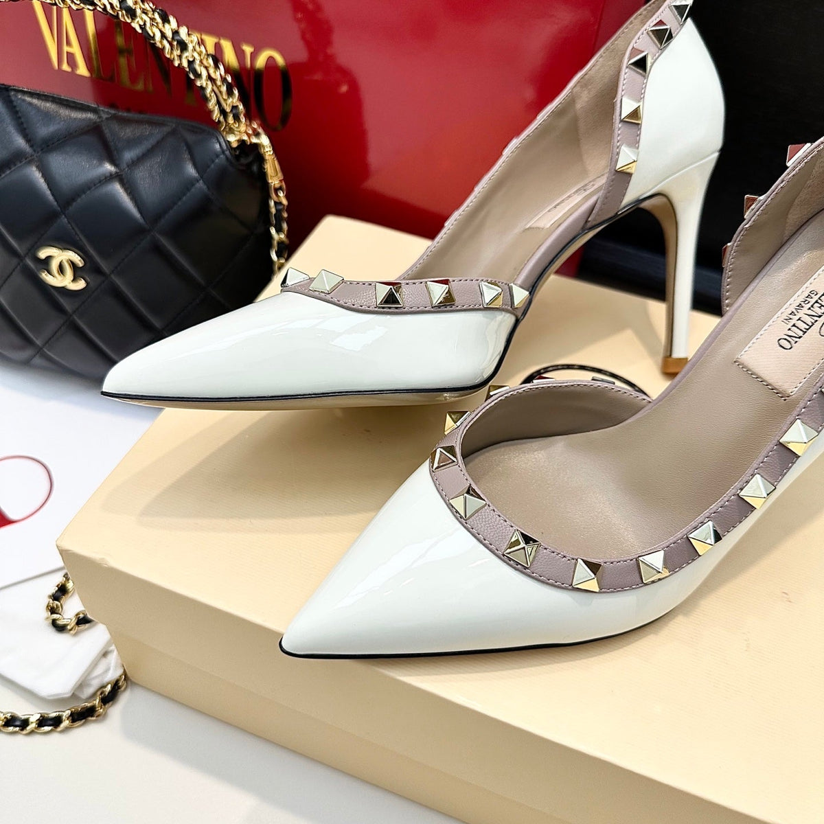 VLTN ROCKSTUD HEELS 25S 85 MM IN WHITE GLOSSY LEATHER